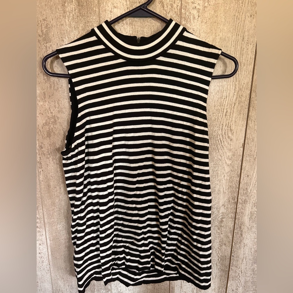 J Crew 100% cotton ladies size Large sleeveless top. Classy comfort.